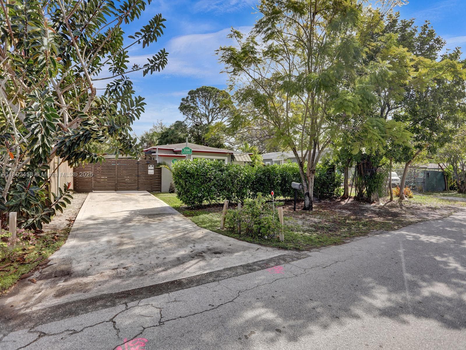1106 NW 7th Ter photo 2