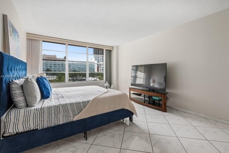 Hallmark Condo · #410 in Hollywood - Photo 16