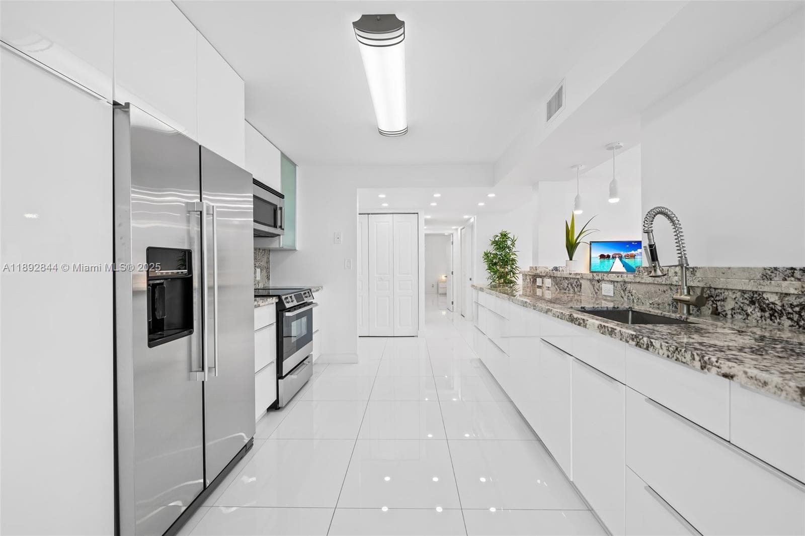OCEANVIEW PARK CONDO · #221 in Hallandale Beach - Photo 12