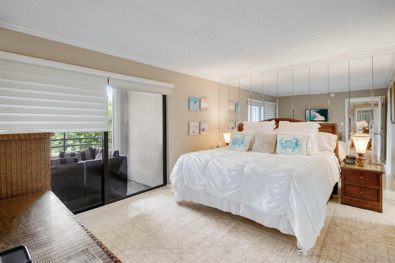 BEDROOM ACCES TO BALCONY