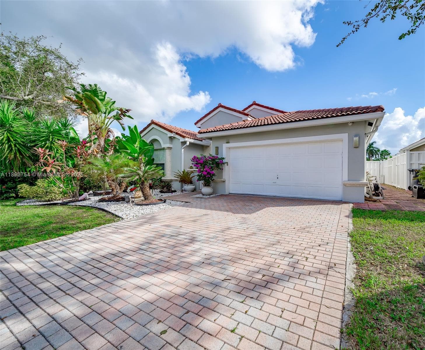 5032 SW 34th Ter photo 3