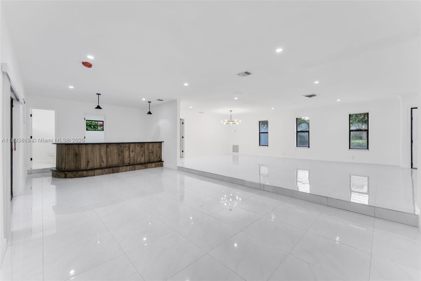 5526 Plunkett St photo 16
