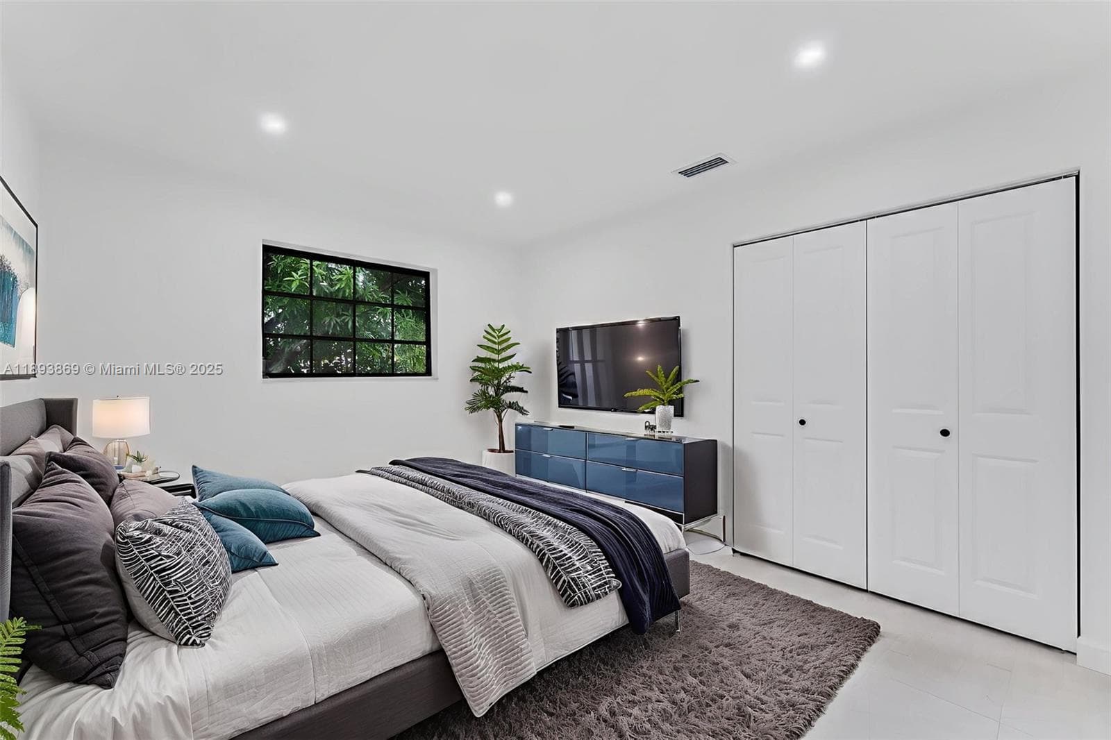 5526 Plunkett St photo 32