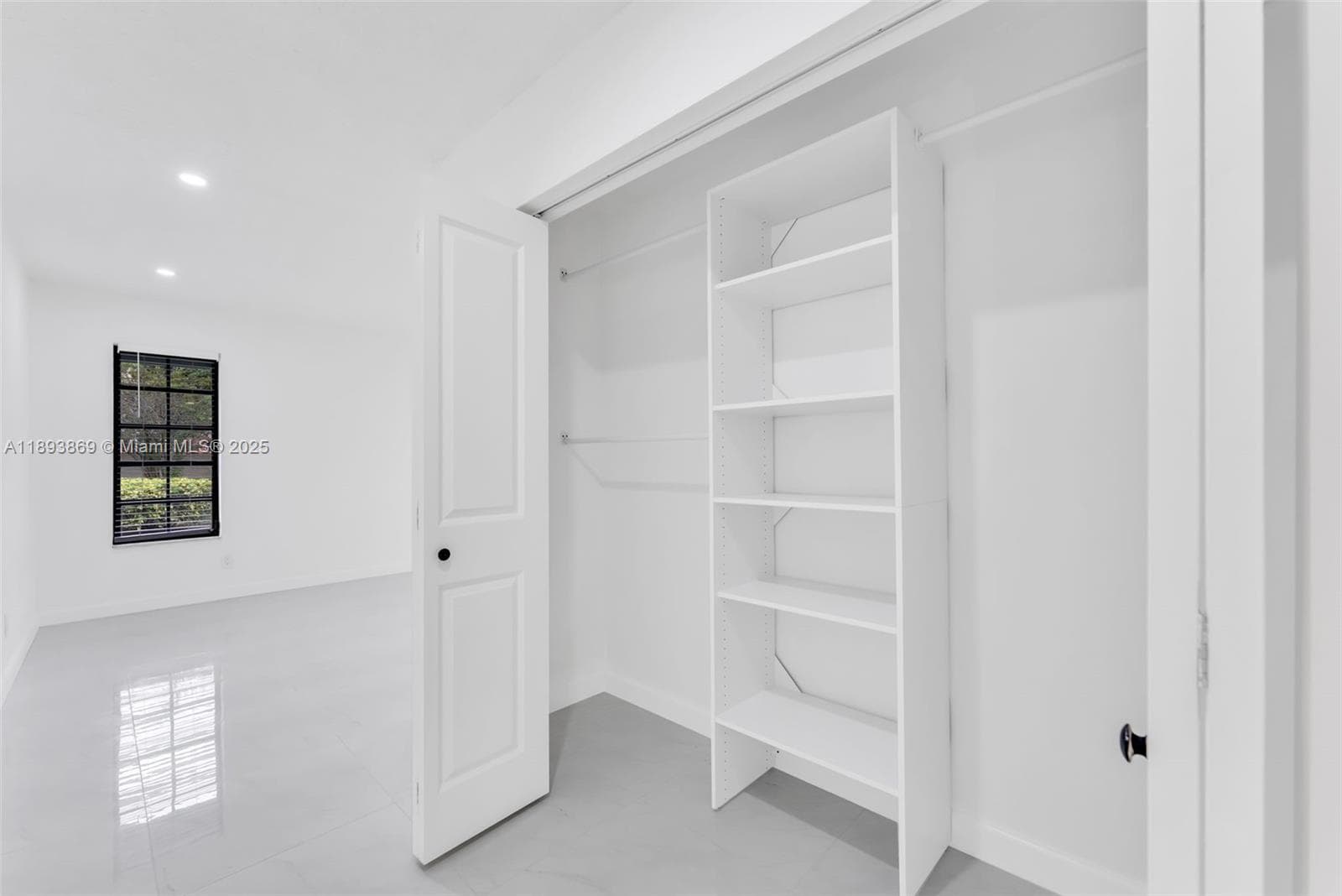 5526 Plunkett St photo 28