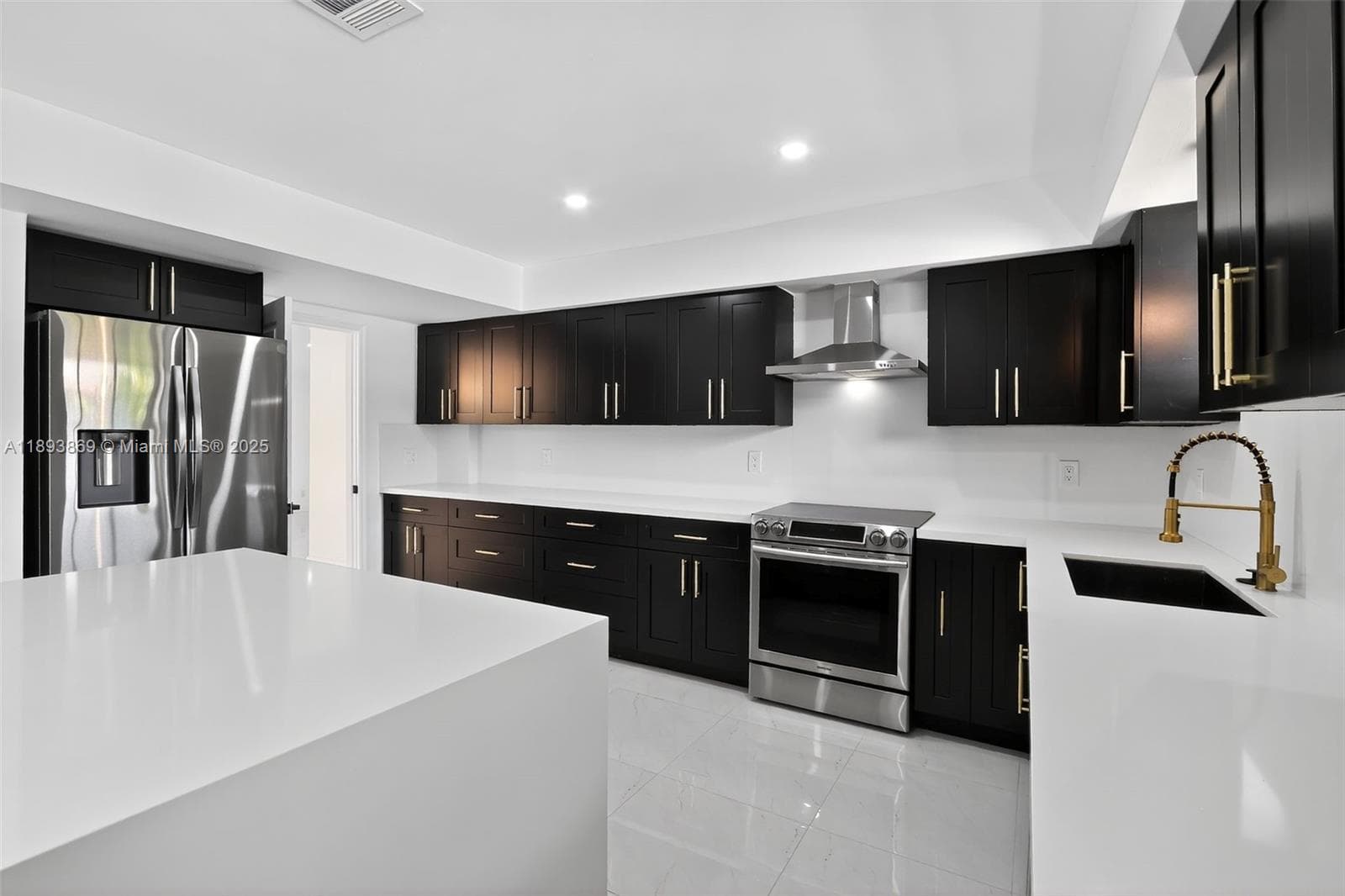 5526 Plunkett St photo 9