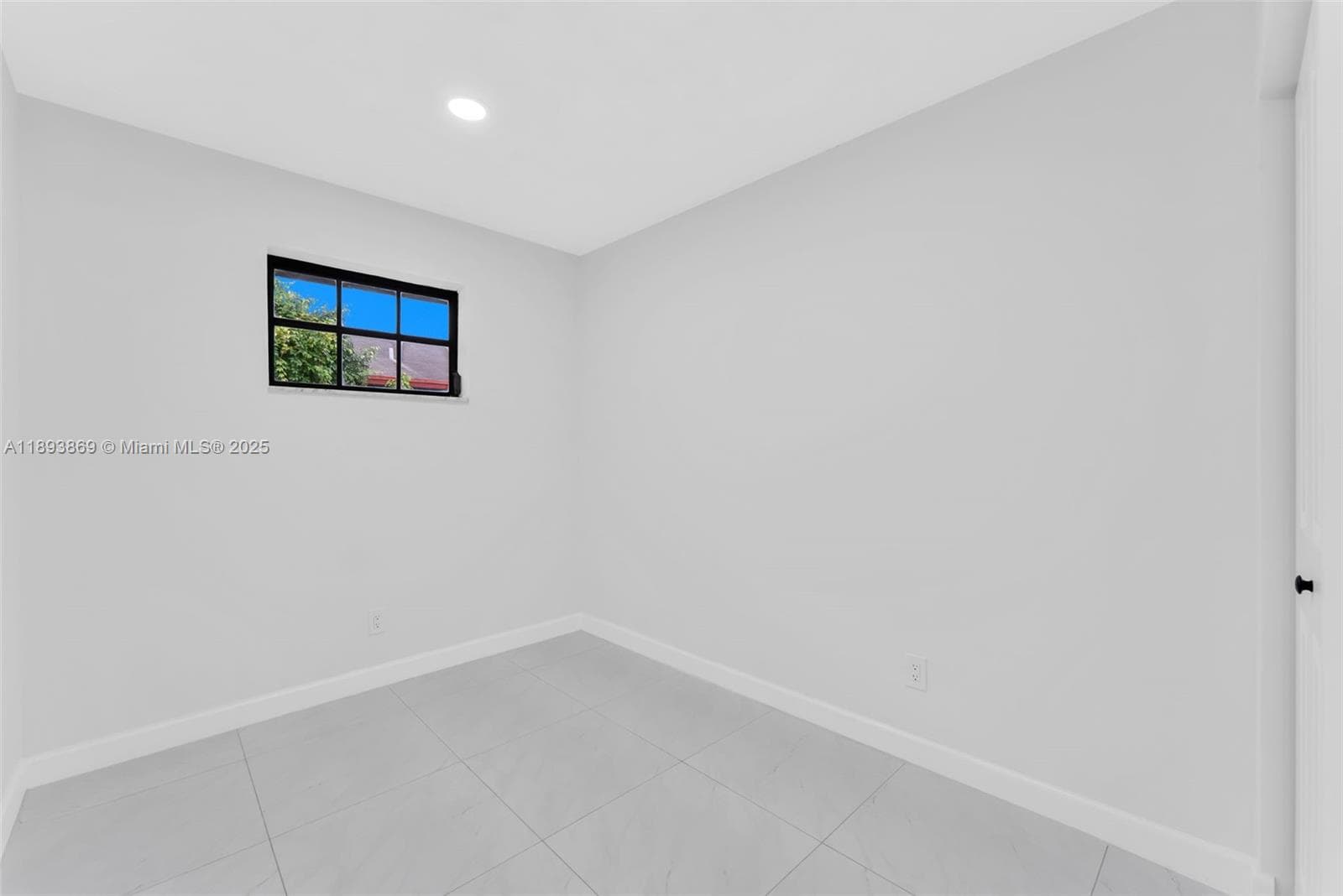 5526 Plunkett St photo 24