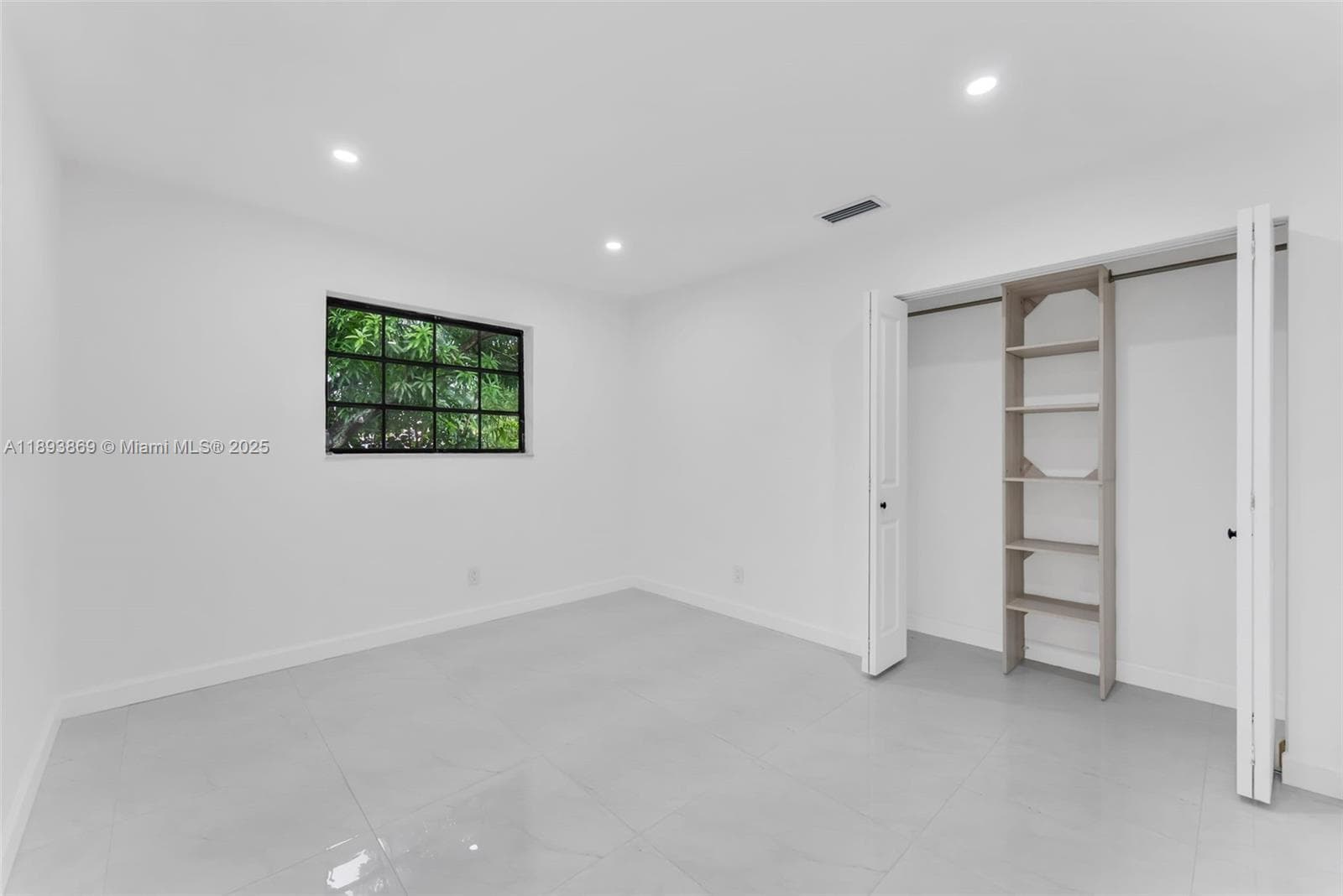 5526 Plunkett St photo 34