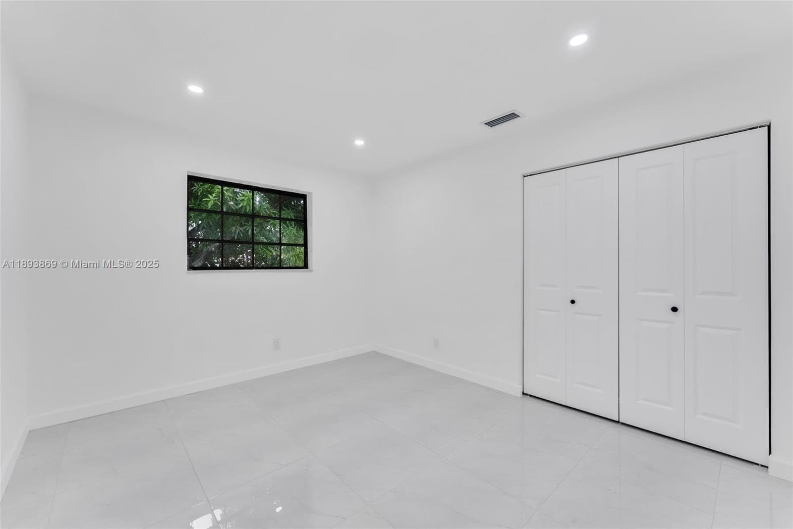 5526 Plunkett St photo 33