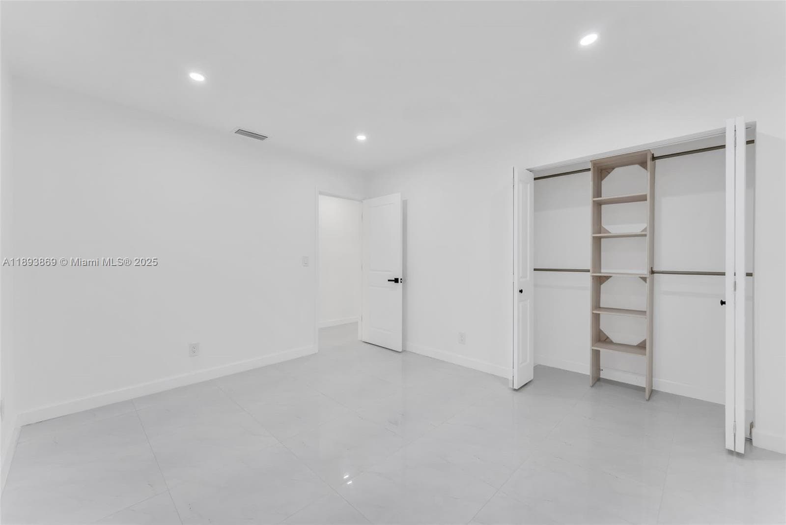 5526 Plunkett St photo 37