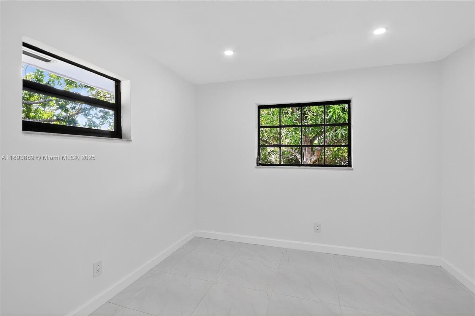 5526 Plunkett St photo 31