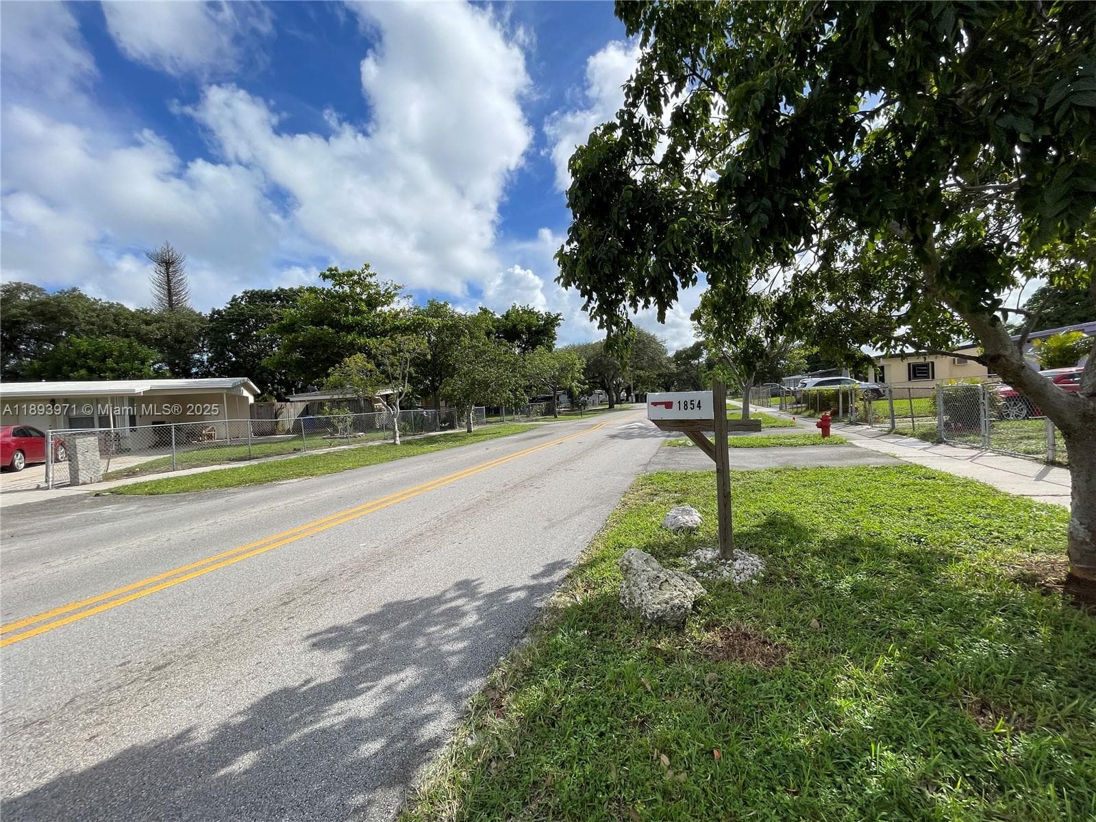 1854 Lauderdale Manor Dr photo 2