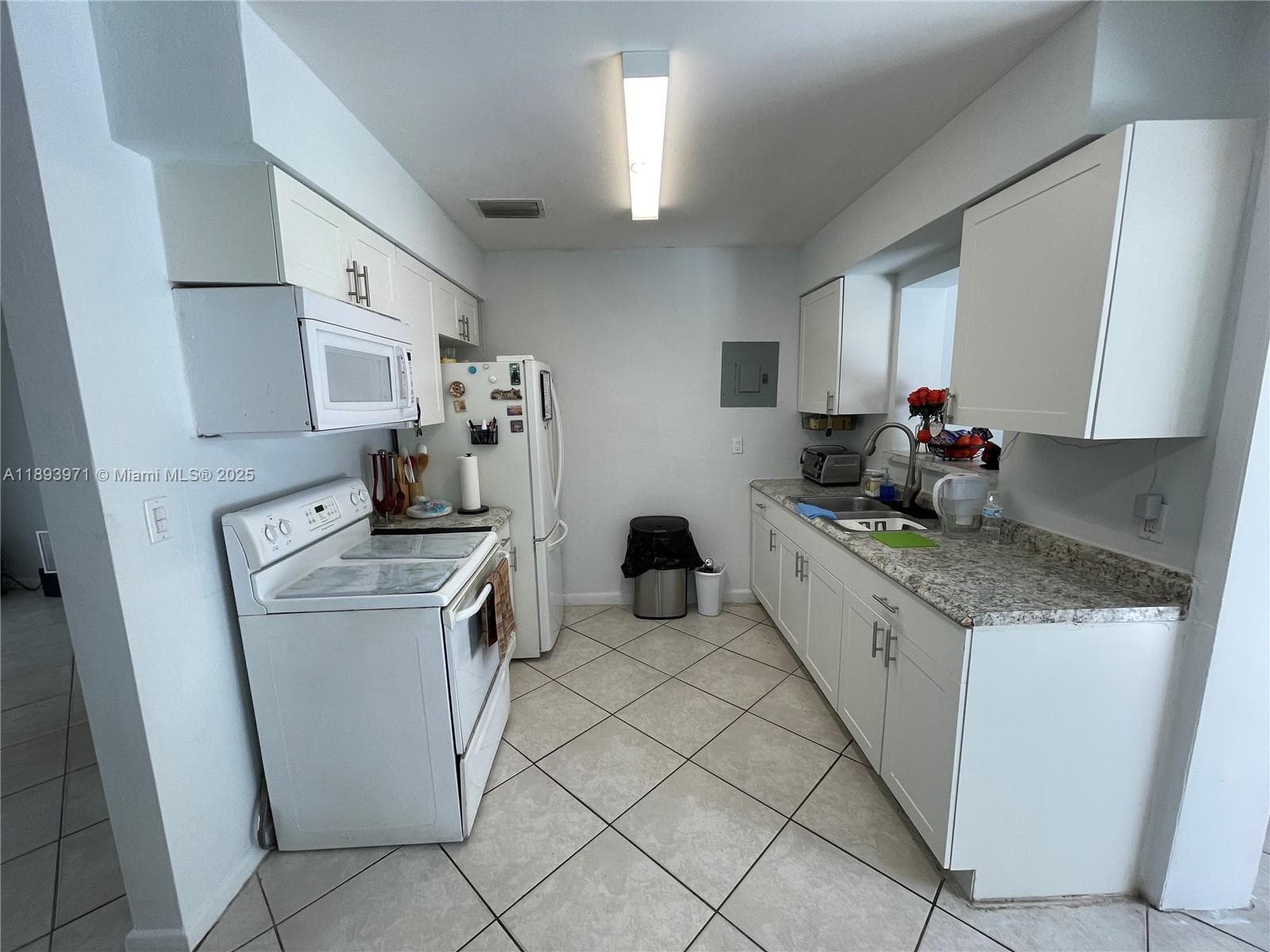 1854 Lauderdale Manor Dr photo 5