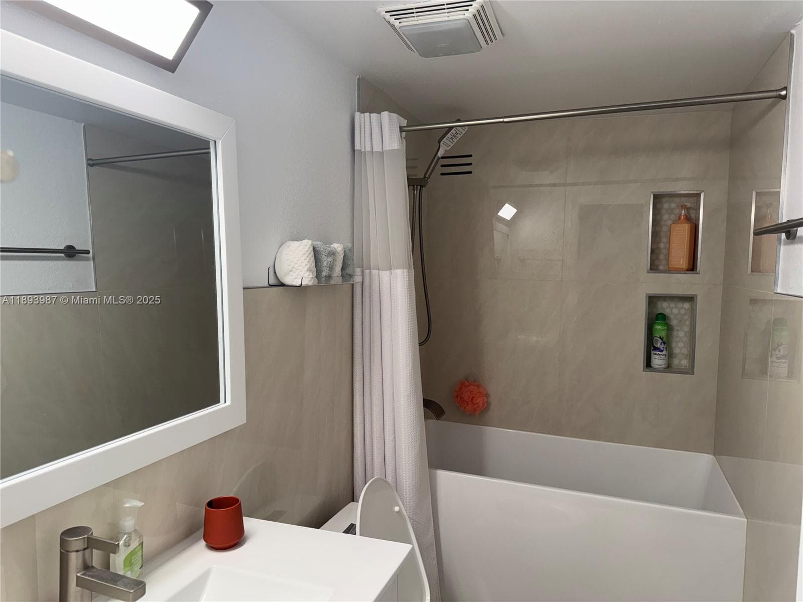 Second bathroom with tub