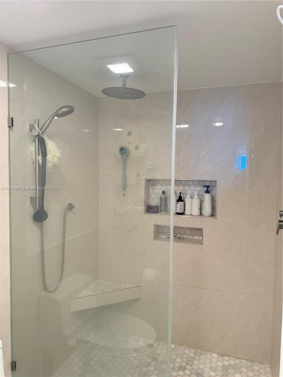 Frameless glass shower