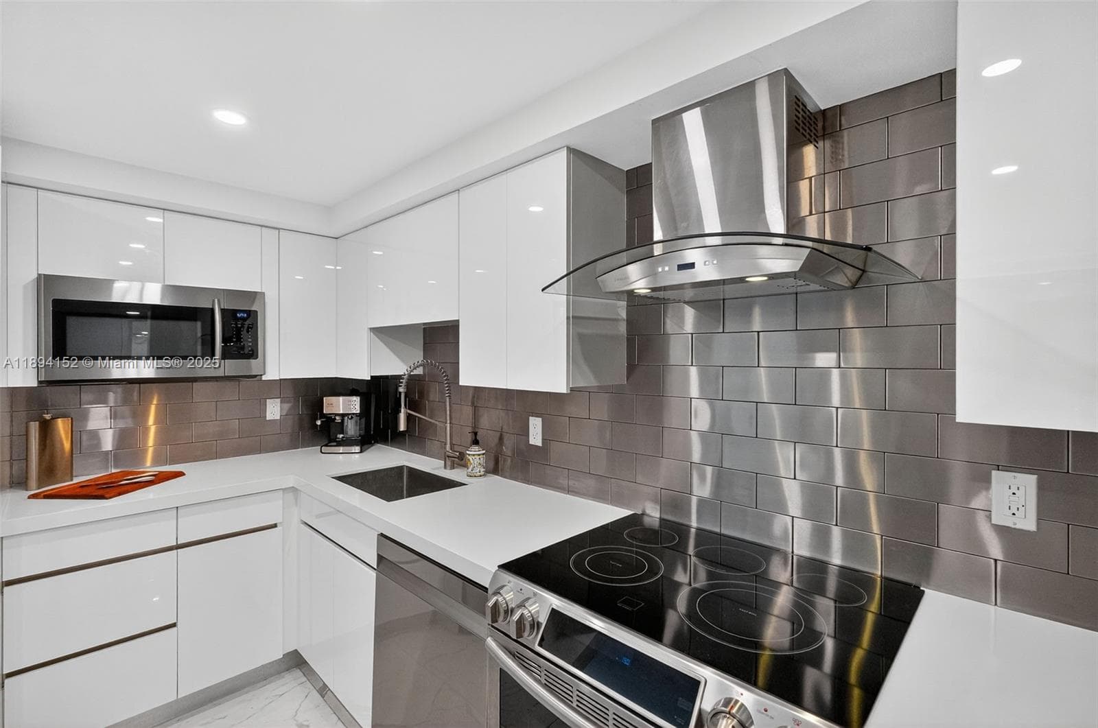 THE RIVIERA CONDO · #403 in Miami Beach - Photo 9