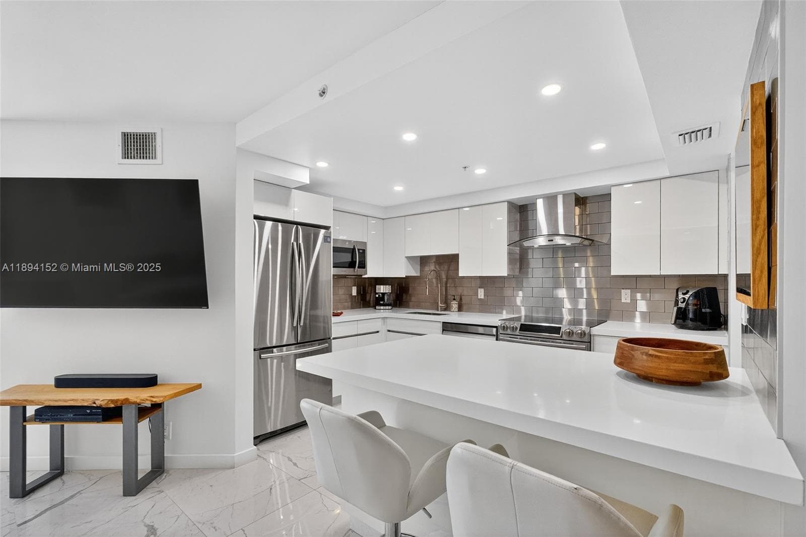 THE RIVIERA CONDO · #403 in Miami Beach - Photo 8