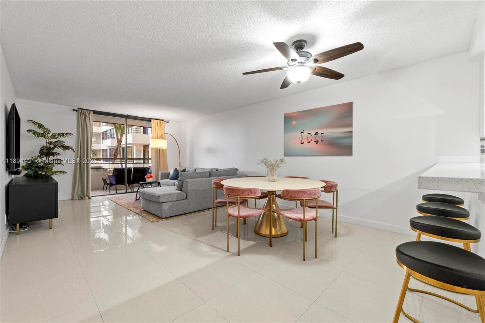 Open layout ideal for entertaining & hosting family