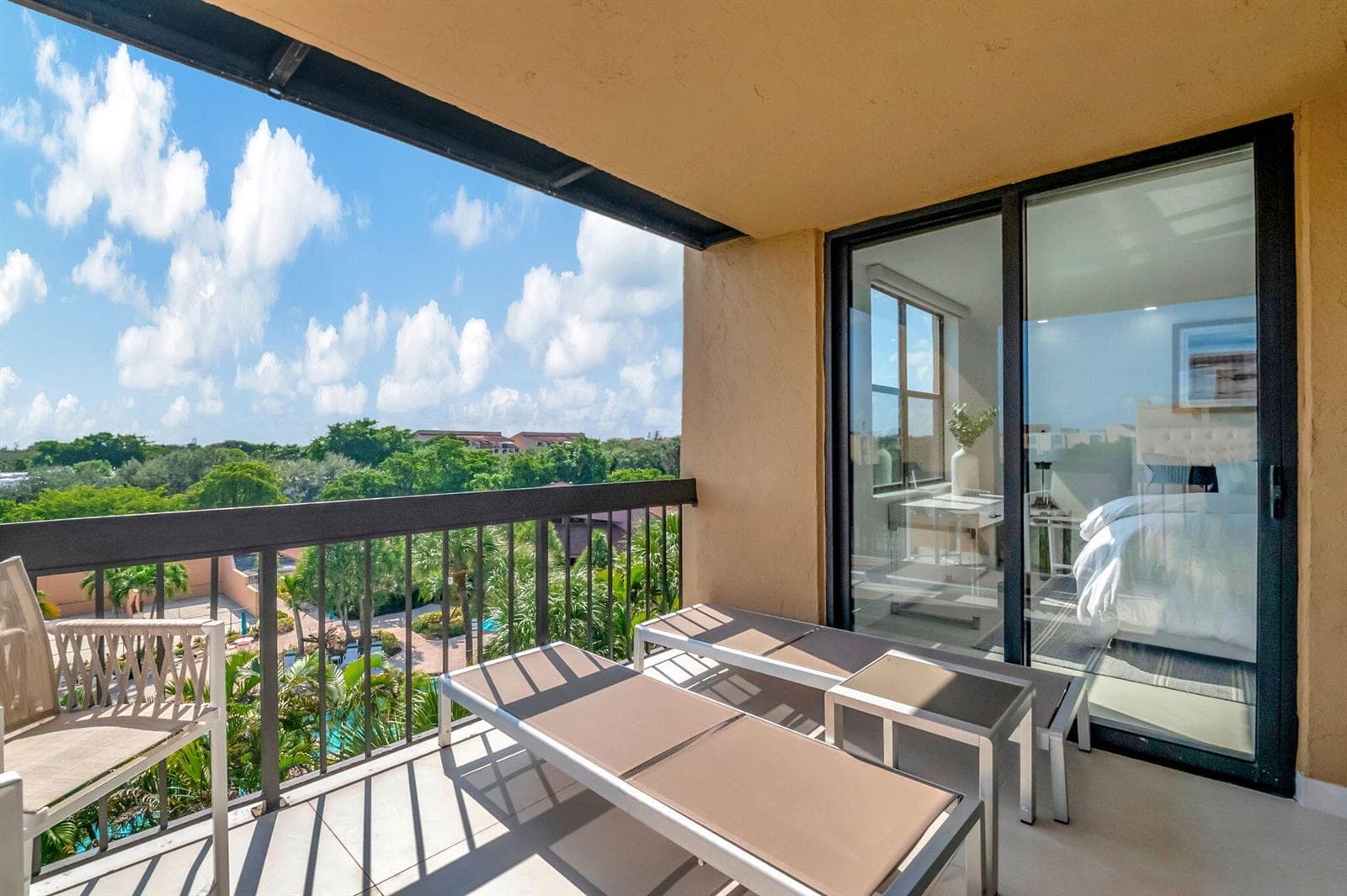 Balcony Over Looking thr Pool