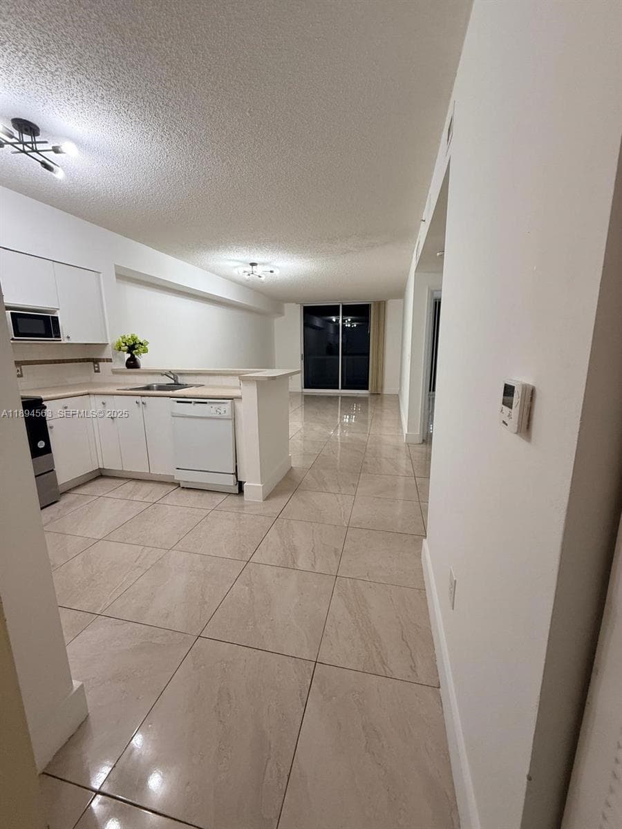 BLUE LAGOON CONDO · #1009 in Miami - Photo 2
