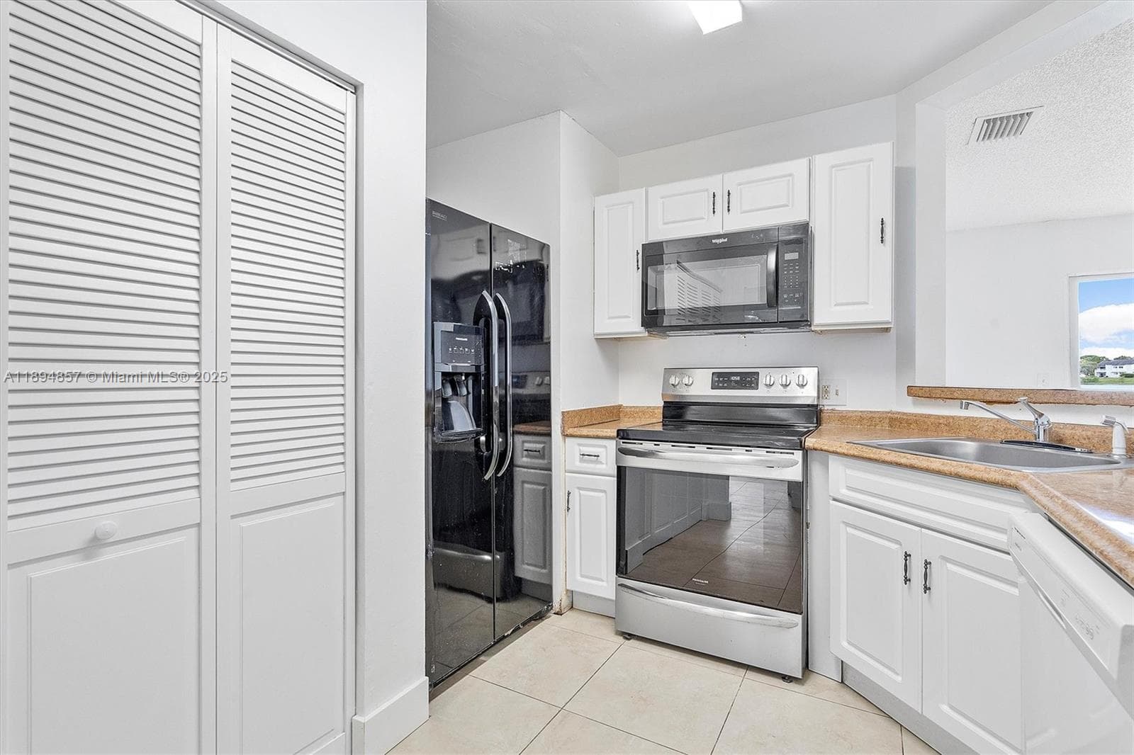 SUMMER LAKE · #103 in Oakland Park - Photo 3