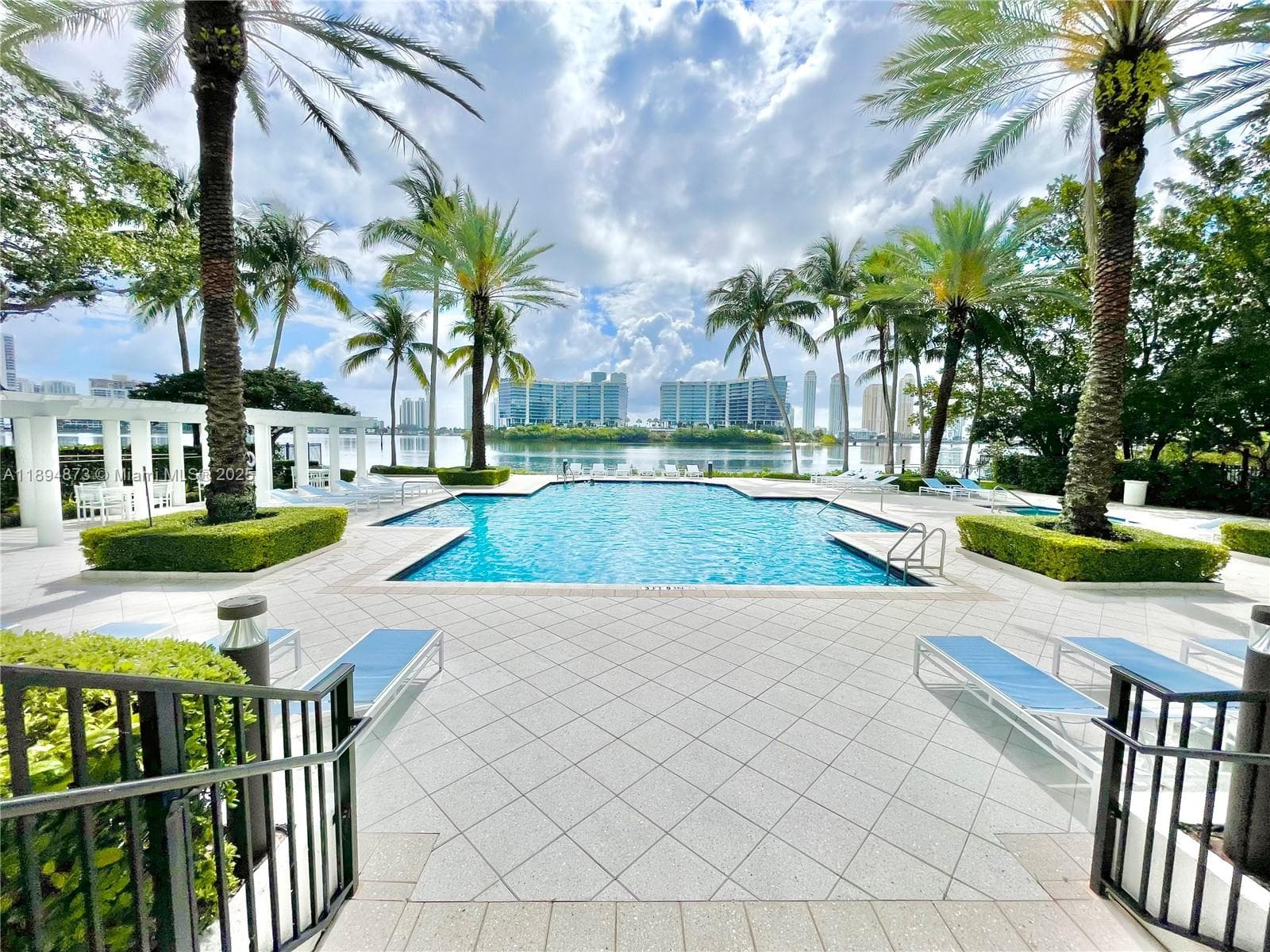 VILLAGE BY THE BAY CONDO · #12113 in Aventura - Photo 2