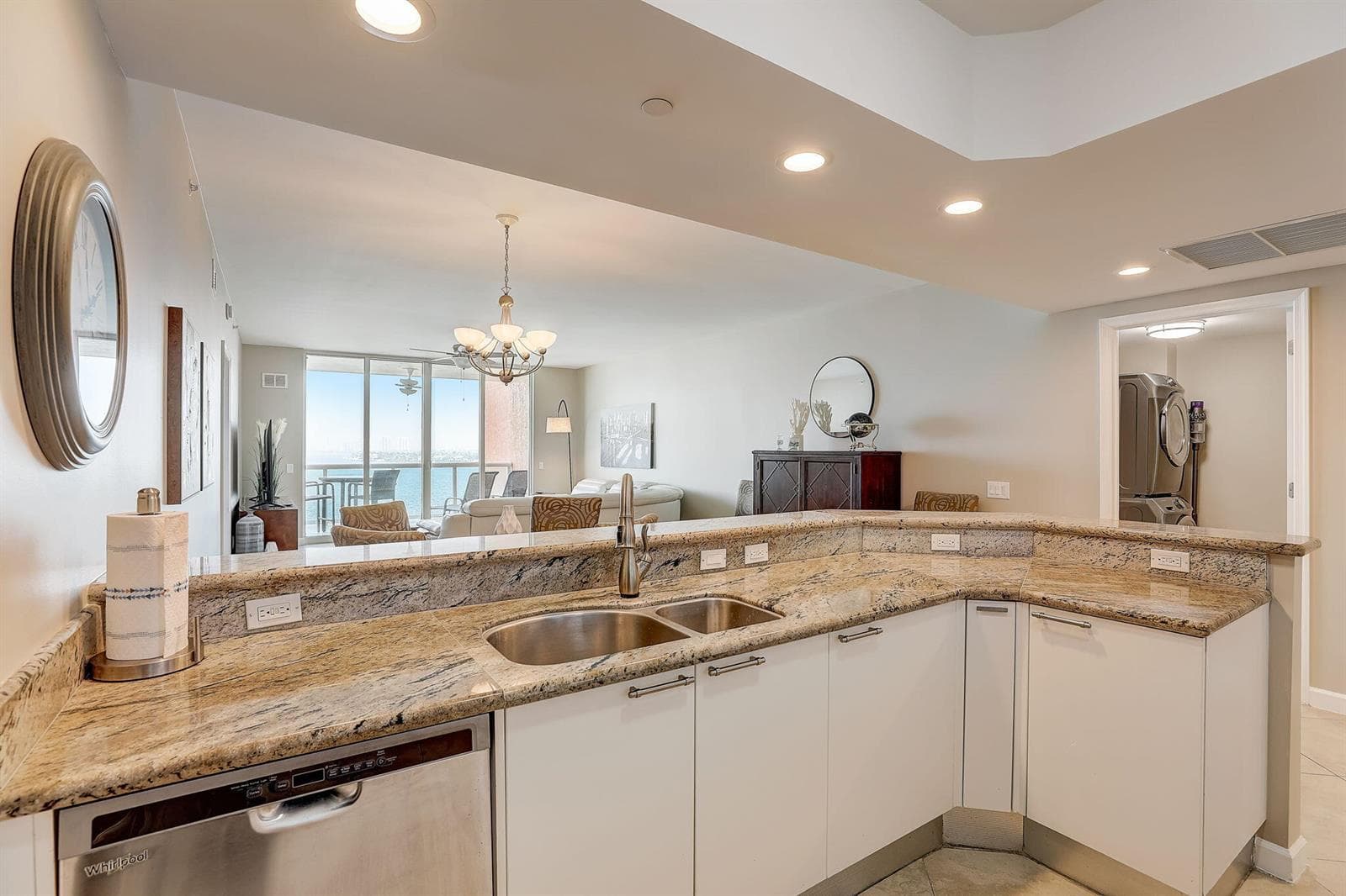 16-web-or-mls-Lake Shore Dr-016