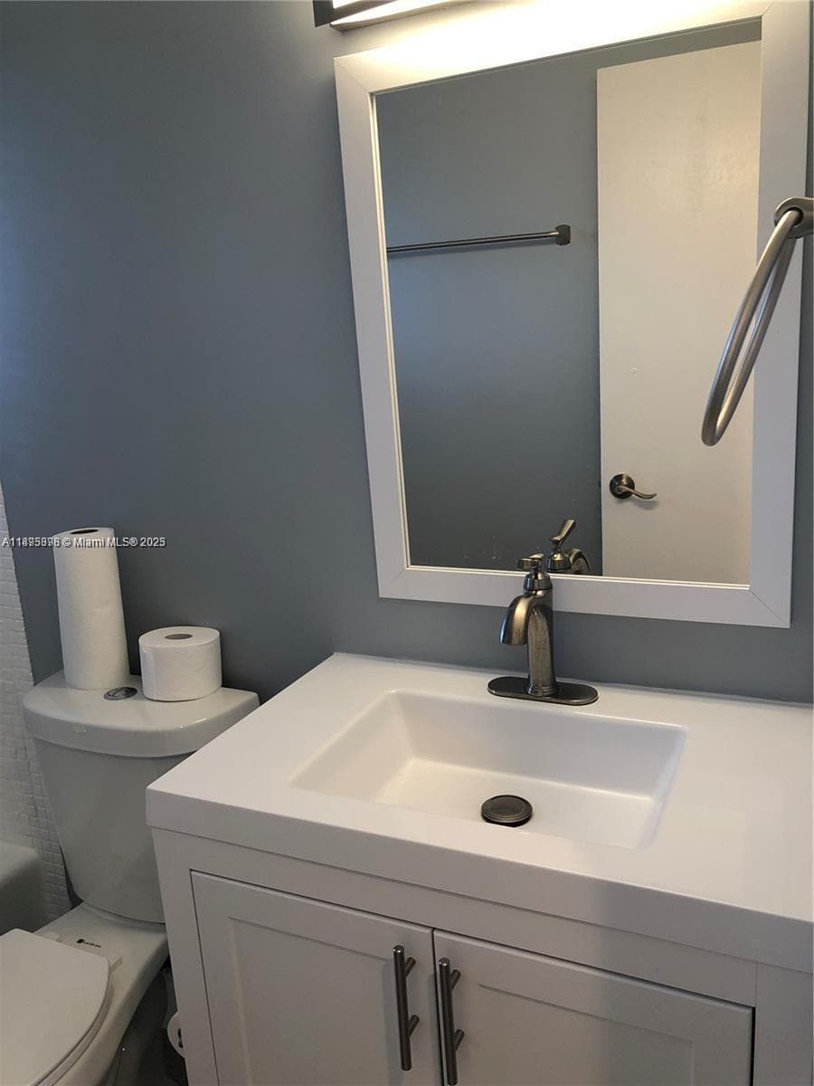 SHERIDAN LAKES CONDO APTS · #209 in Hollywood - Photo 3