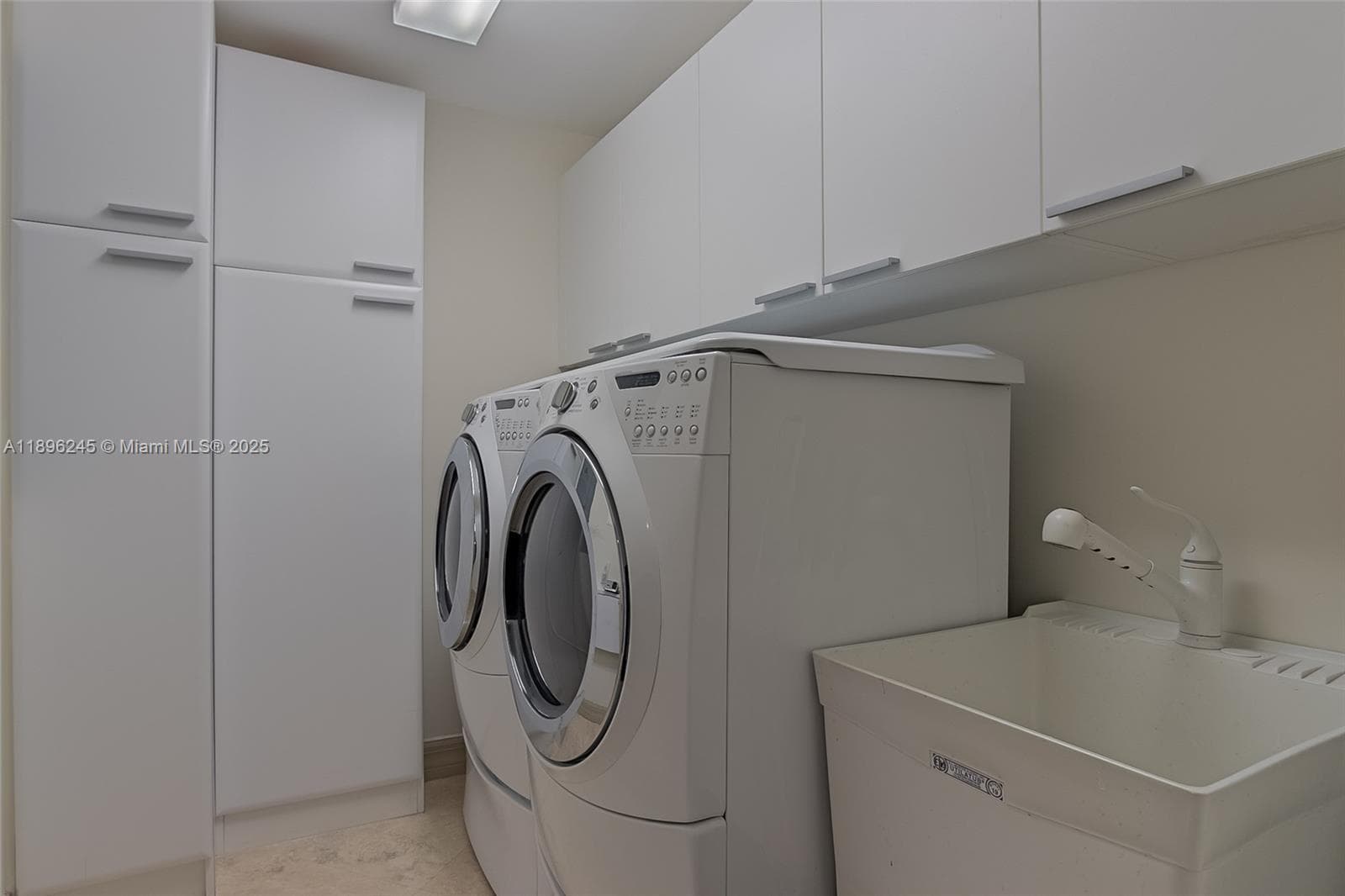PRIVATE LAUNDRY ROOM
