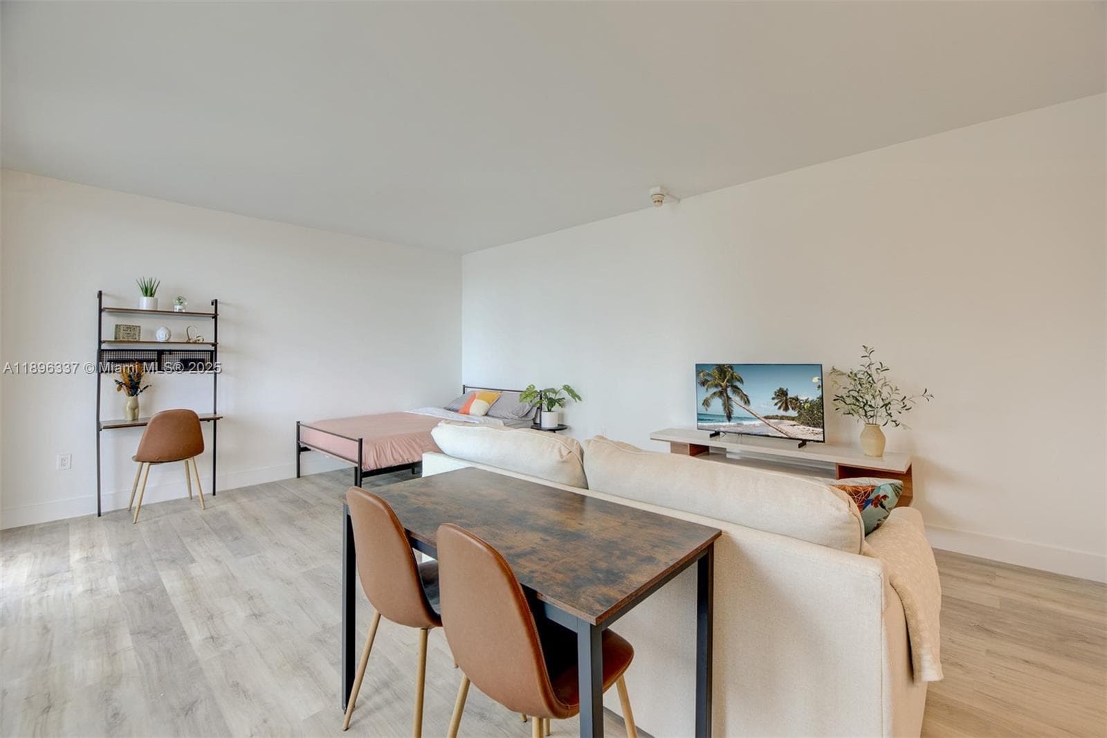 PALM BAY CONDOMINIUM · #1B in Miami - Photo 6