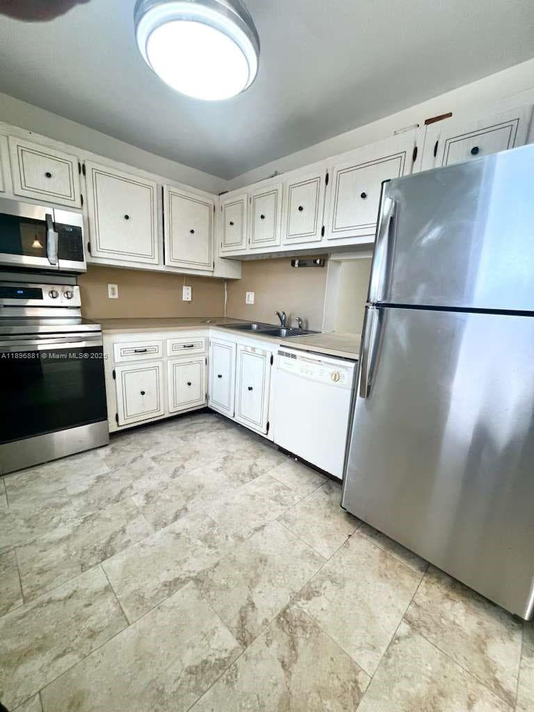 BIG KITCHEN NEW APPLIANCES