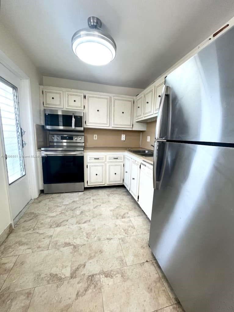 BIG KITCHEN NEW APPLIANCES
