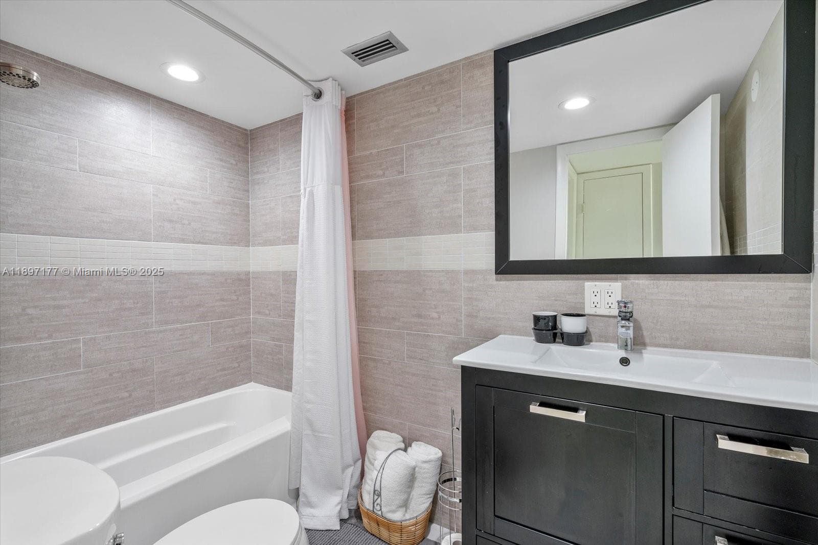 AZURE LAKE CONDO · #413 in Miami - Photo 16