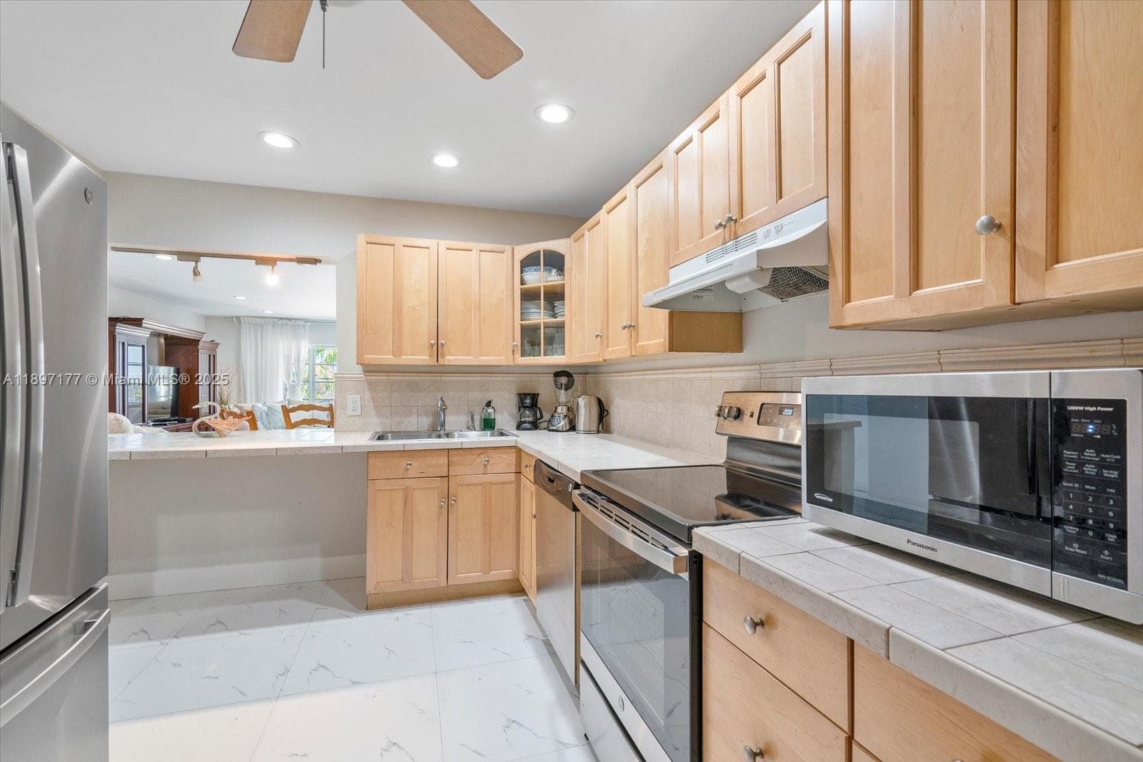 AZURE LAKE CONDO · #413 in Miami - Photo 3