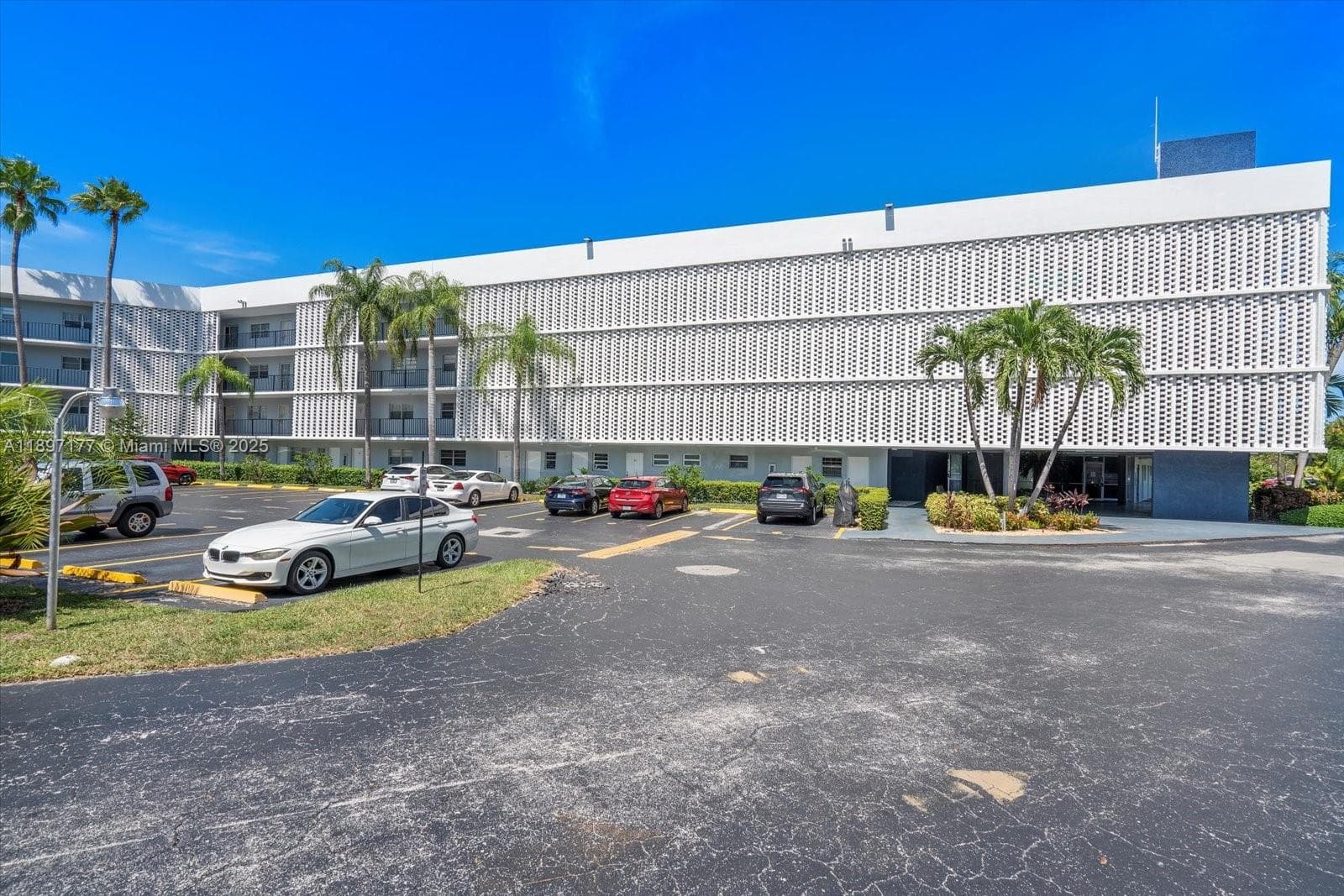 AZURE LAKE CONDO · #413 in Miami - Photo 36