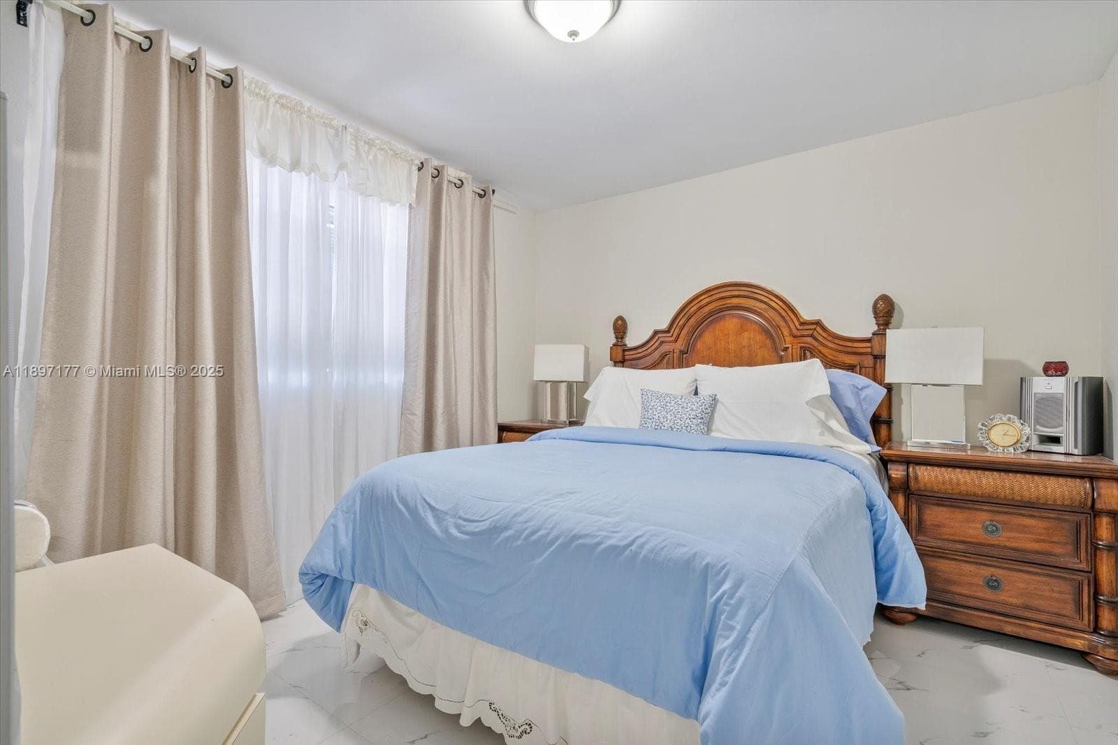 AZURE LAKE CONDO · #413 in Miami - Photo 18