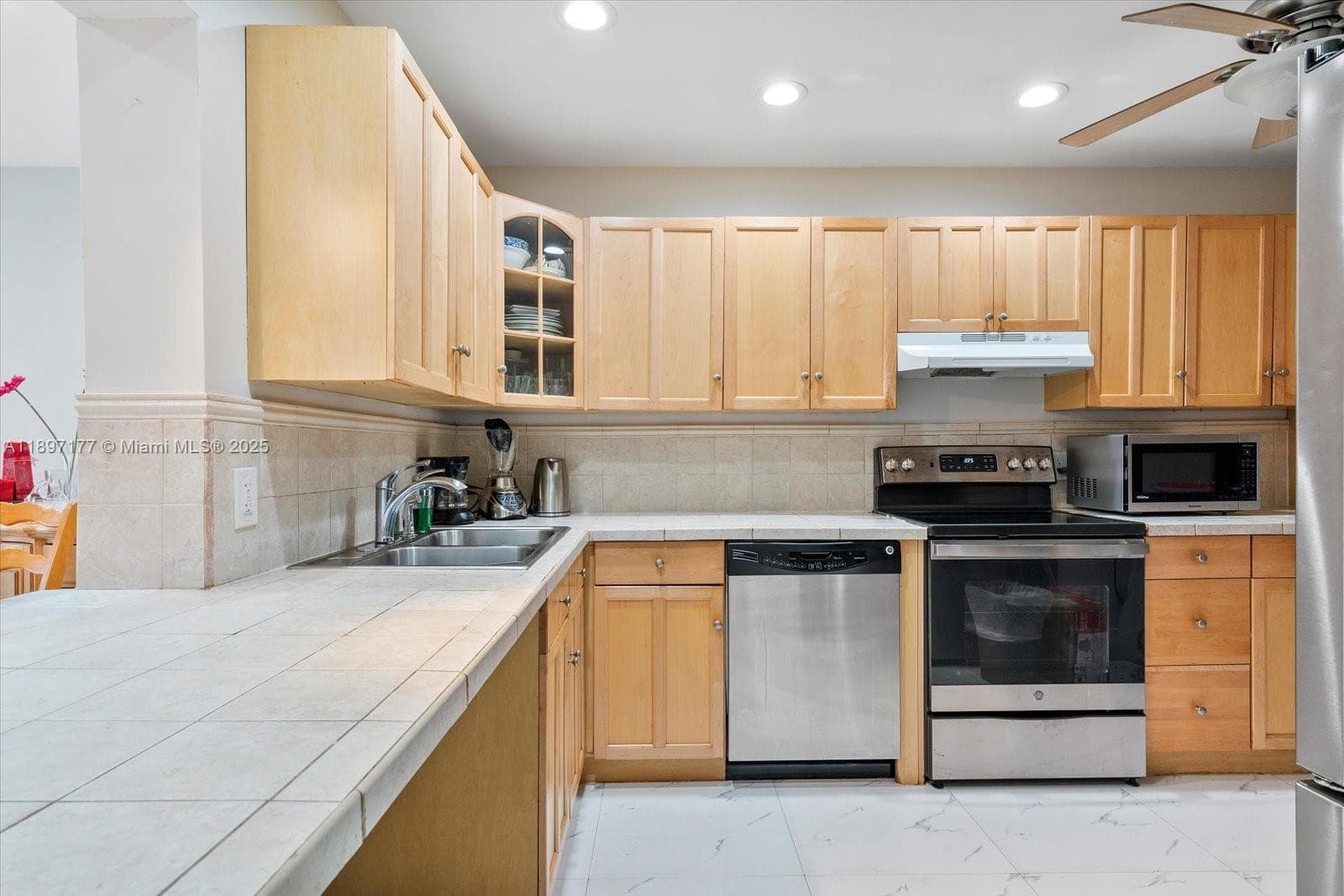 AZURE LAKE CONDO · #413 in Miami - Photo 15