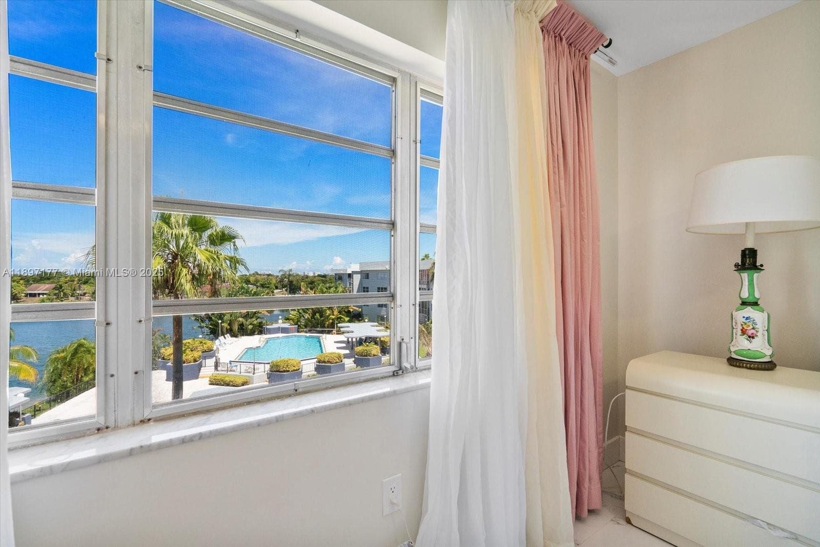 AZURE LAKE CONDO · #413 in Miami - Photo 25