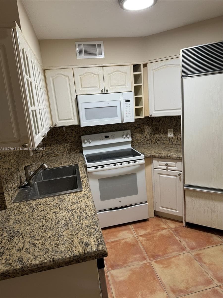 LAKE POINTE CONDOMINIUM N · #120 in Oakland Park - Photo 6