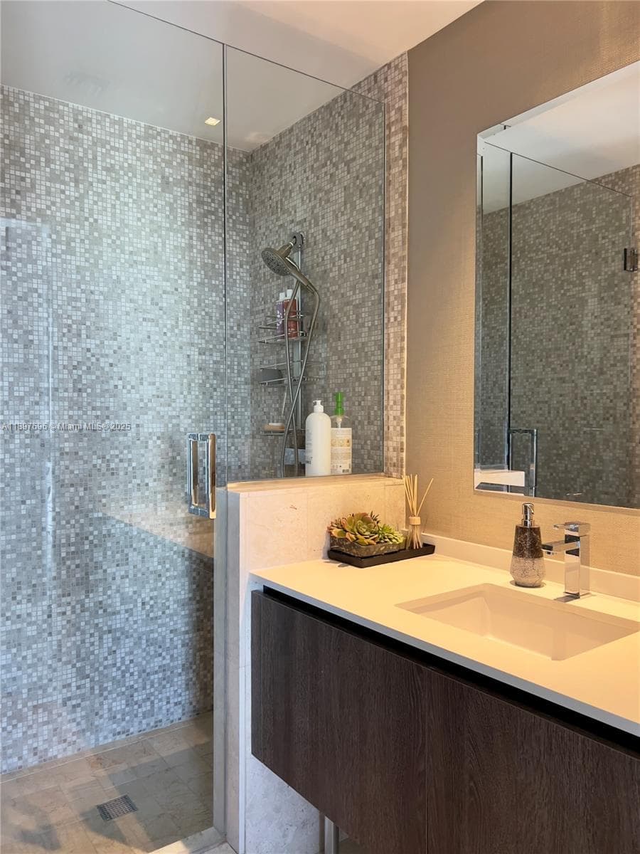 Bathroom Suite 1