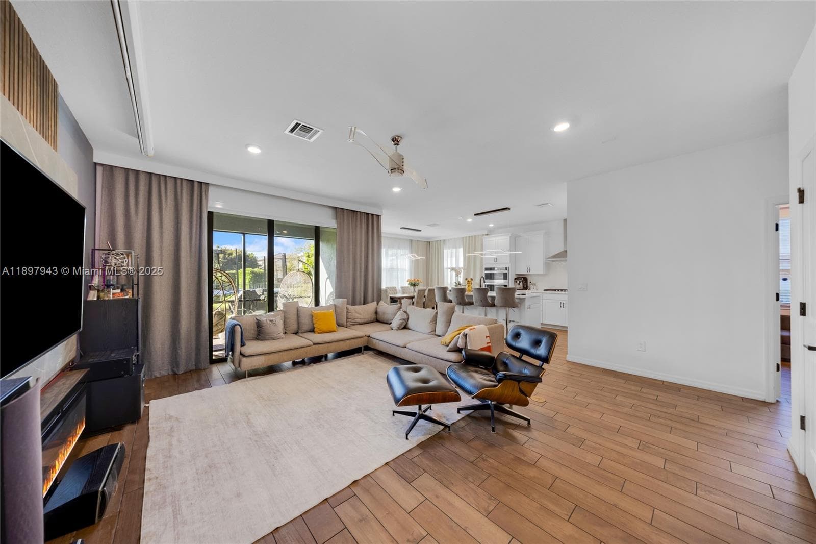 2454 Primrose Pl photo 2