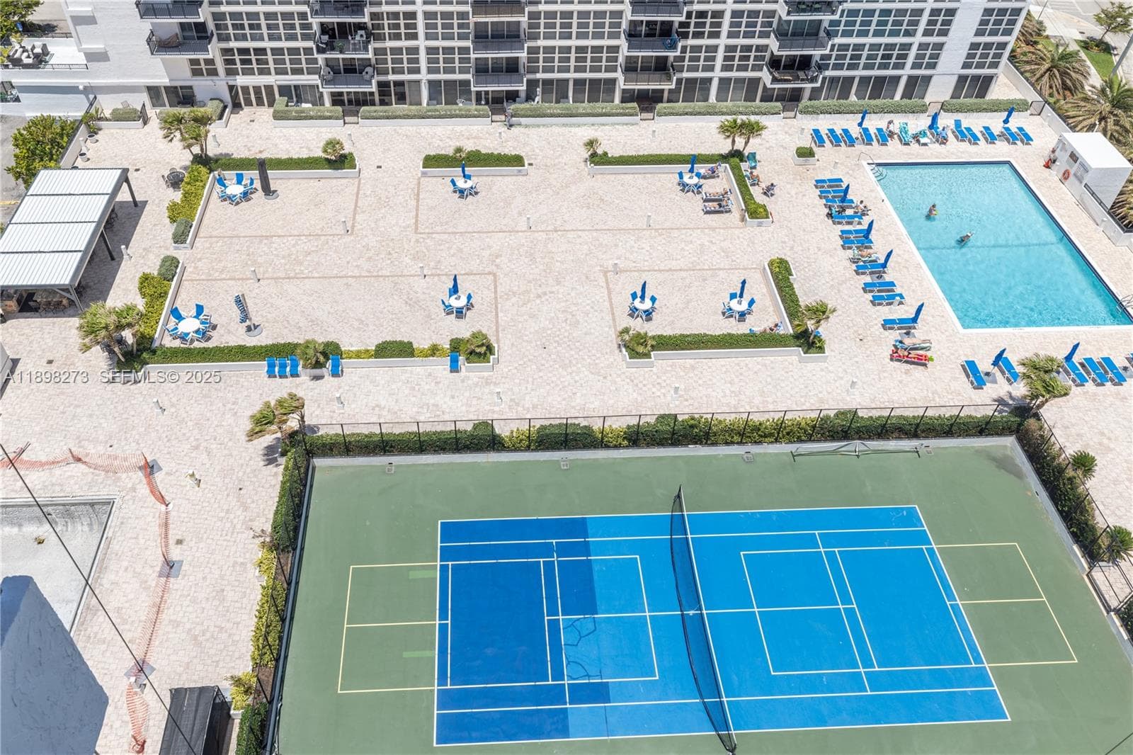 Pool, BBQ & Courts