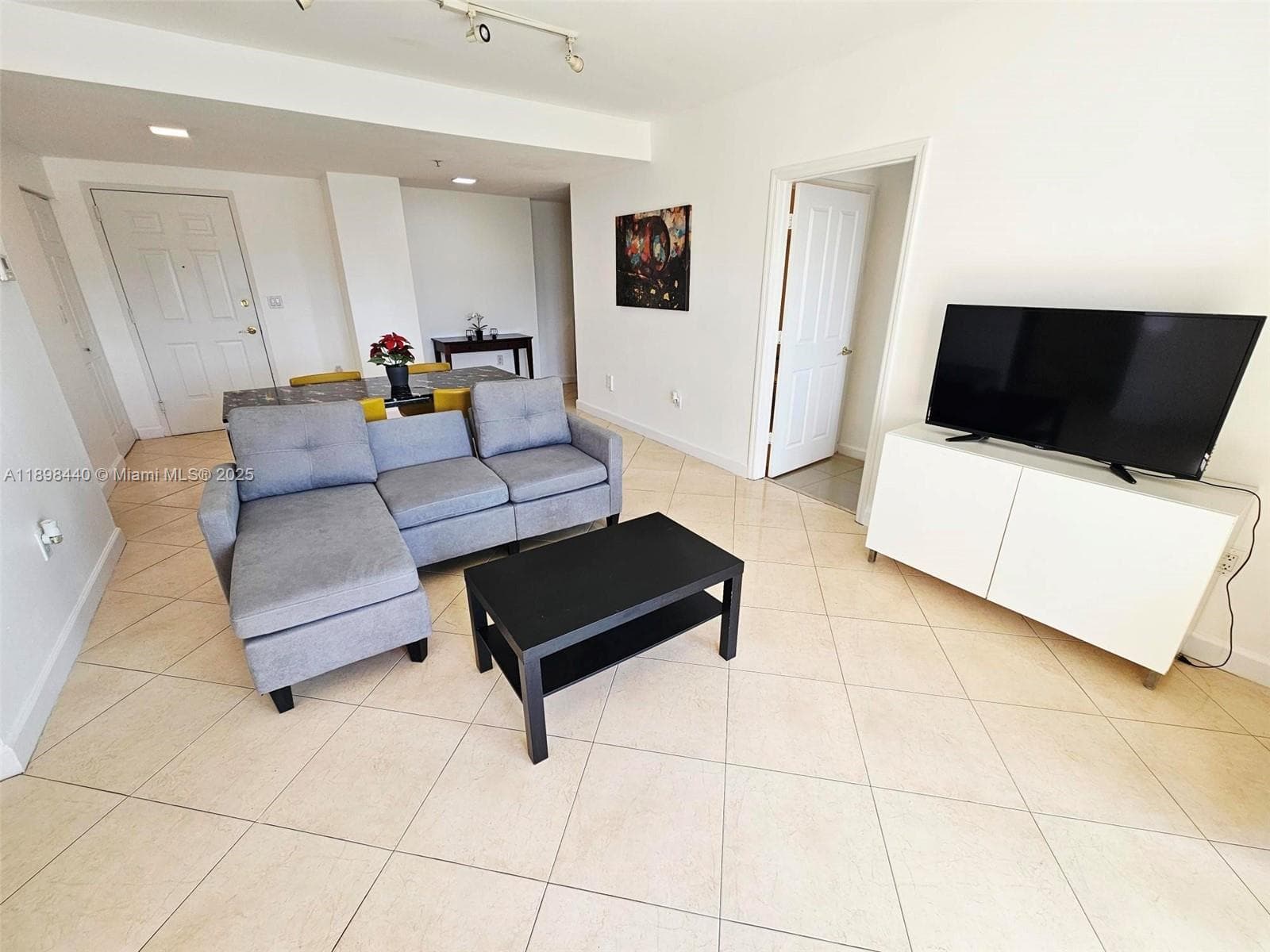 SHAMROCK BY THE GABLES · #511 in Miami - Photo 8