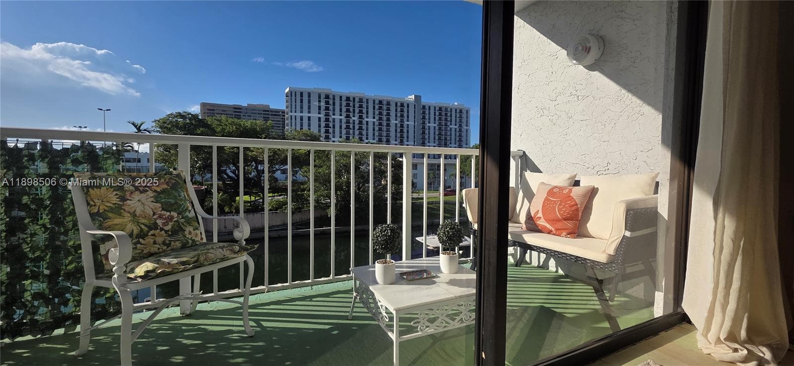 Balcony in Living