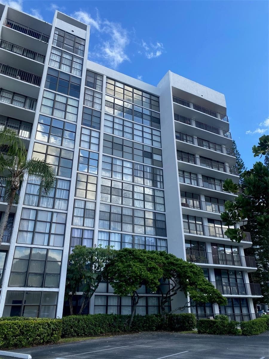 OCEANVIEW PARK CONDO · #427 in Hallandale Beach - Photo 1