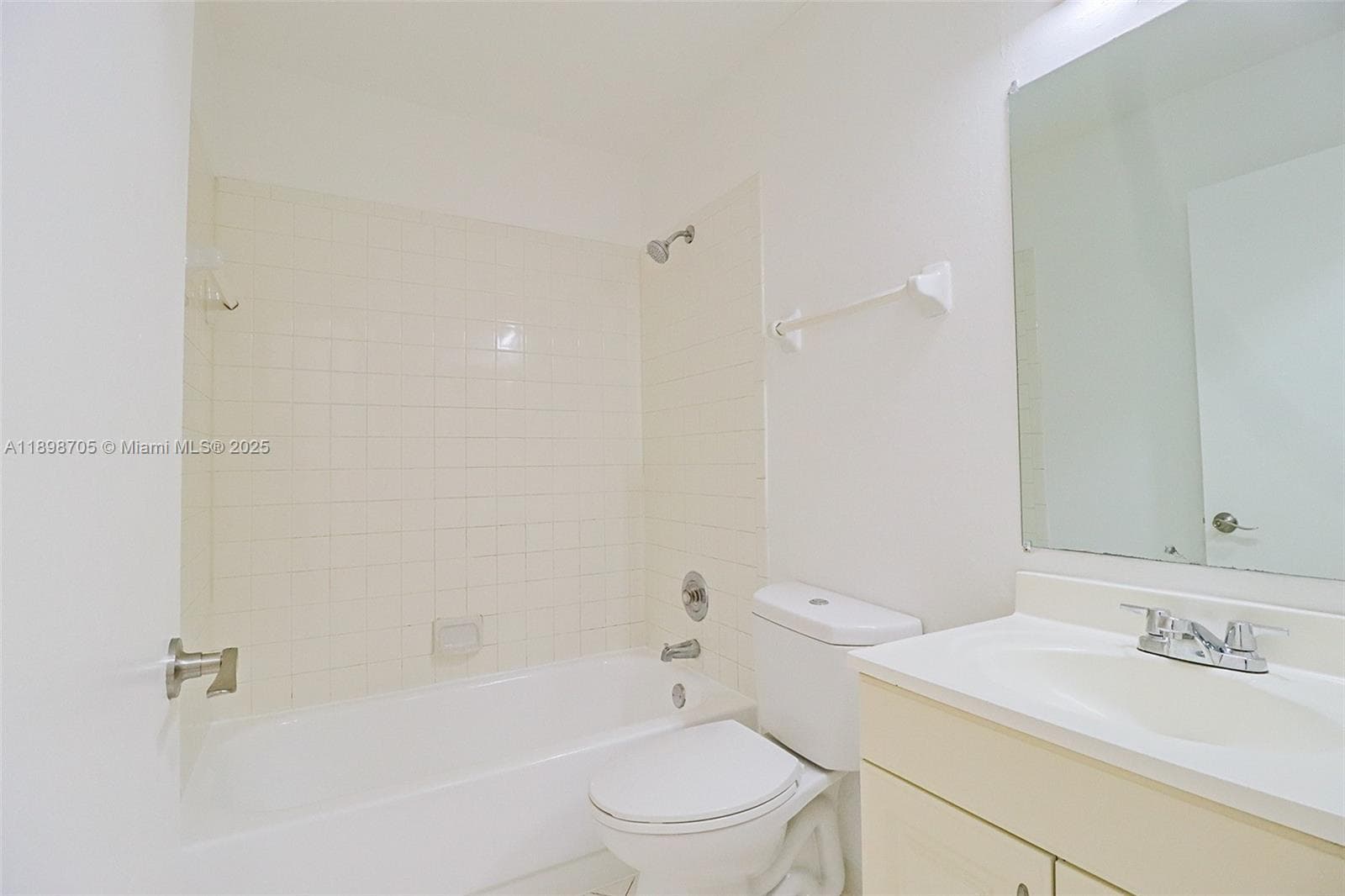 Summer Lake · #105 in Oakland Park - Photo 8