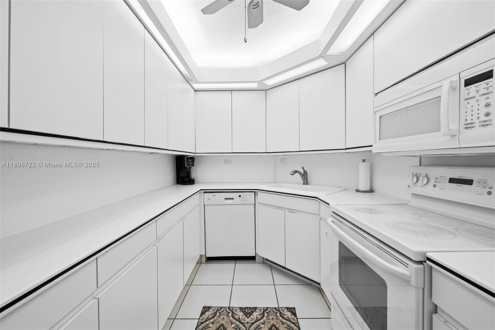 Hollywood Towers Condo · #812 in Hollywood - Photo 14