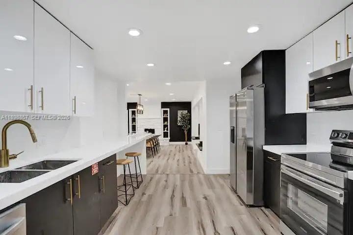 2100 SW 28th Way photo 5