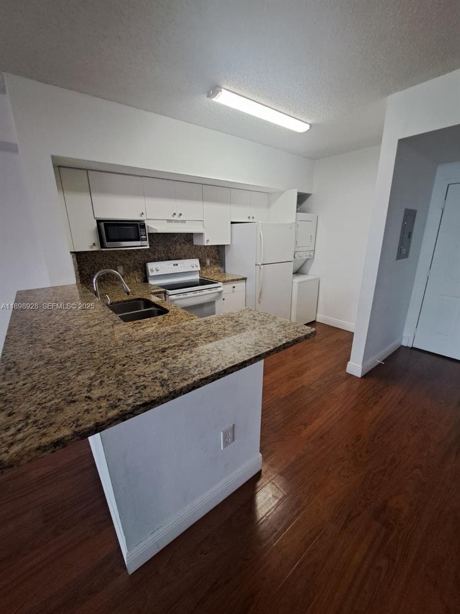 BLUE LAGOON CONDO · #514 in Miami - Photo 4