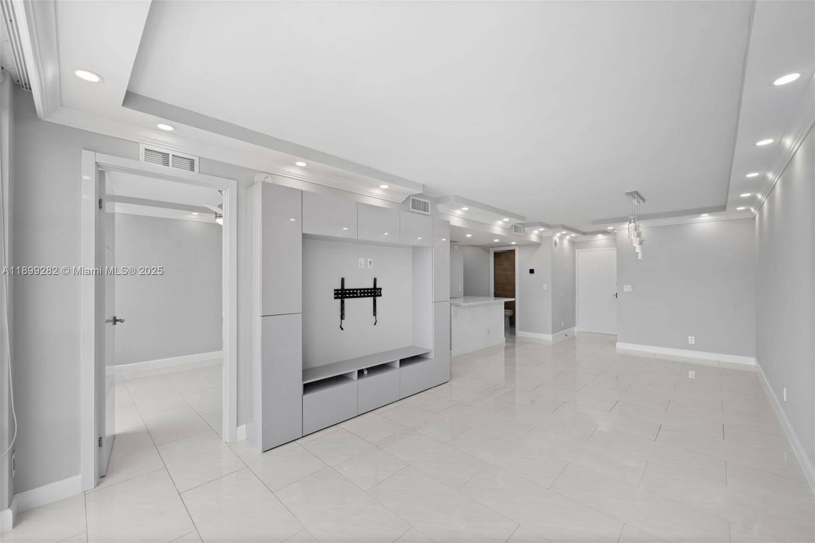 Desoto · #411 in Hallandale Beach - Photo 6