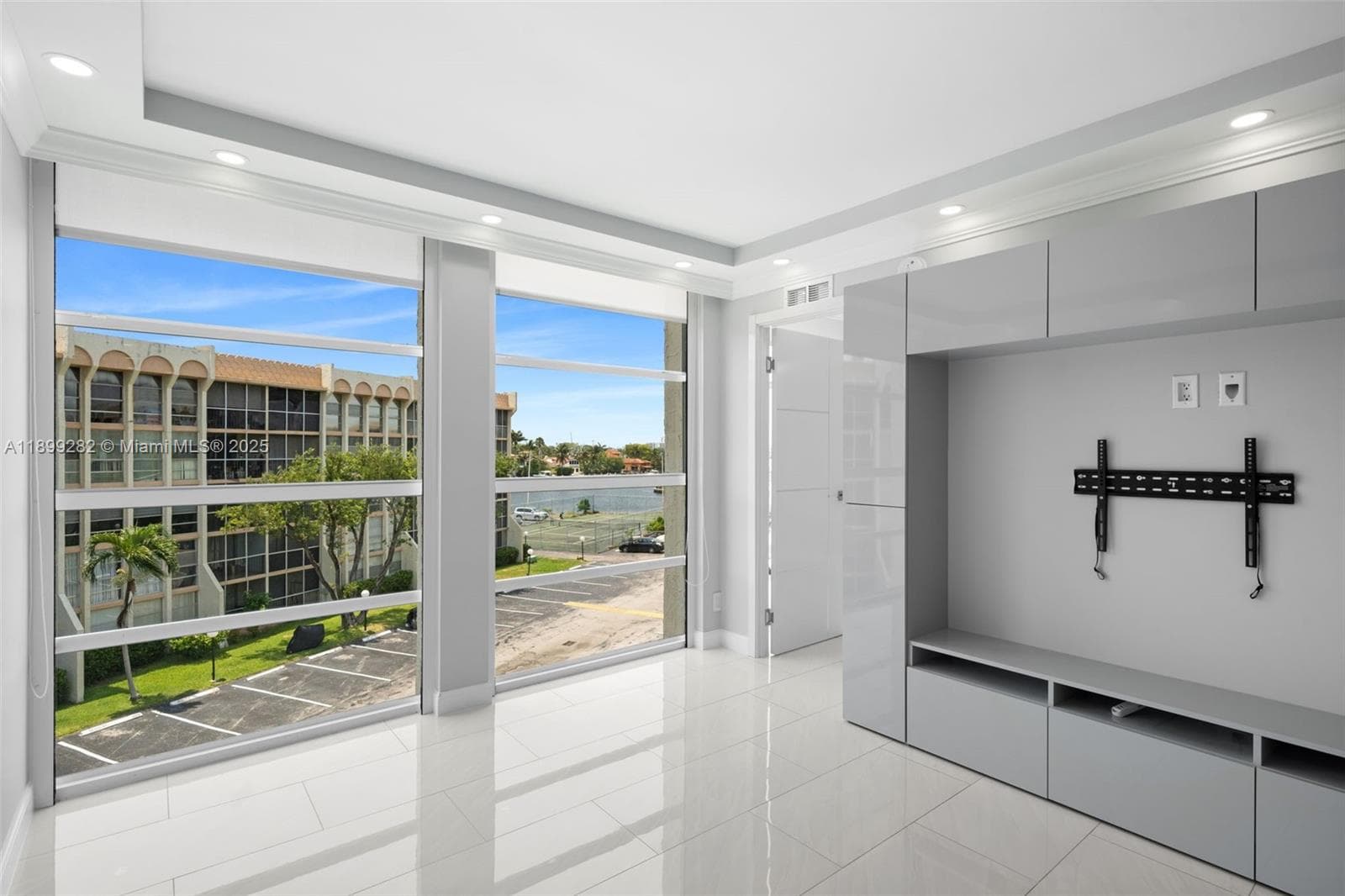 Desoto · #411 in Hallandale Beach - Photo 5